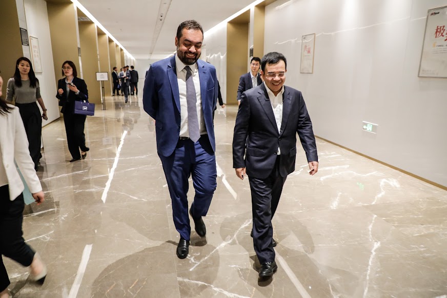 Cláudio Castro se reúne com presidente da empresa chinesa Dahua.