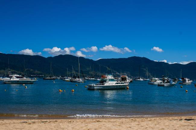 Ilhabela Visual de Ilhabela, com seus barcos ancorados na costa, justifica o