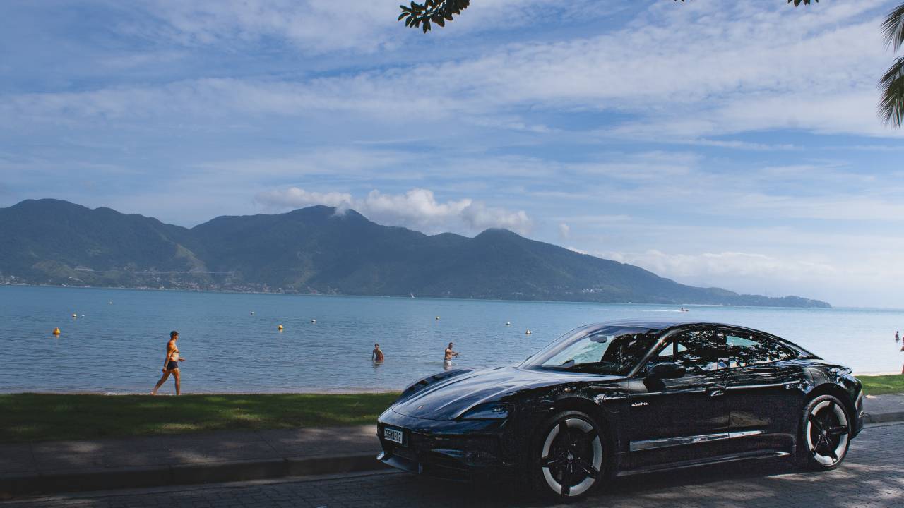 Com autonomia de mais de 400 km, dá para ir até Ilhabela com o Taycan 4S - e sobra quase metade da carga