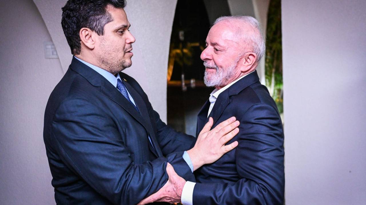 Alcolumbre e Lula se cumprimentam na residência oficial da presidência do Senado