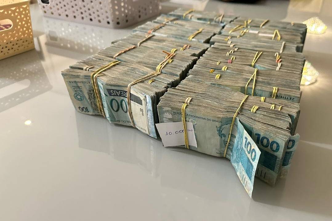 Malotes de dinheiro vivo encontrados em operação da PF contra desvios na saúde de Sorocaba (SP)