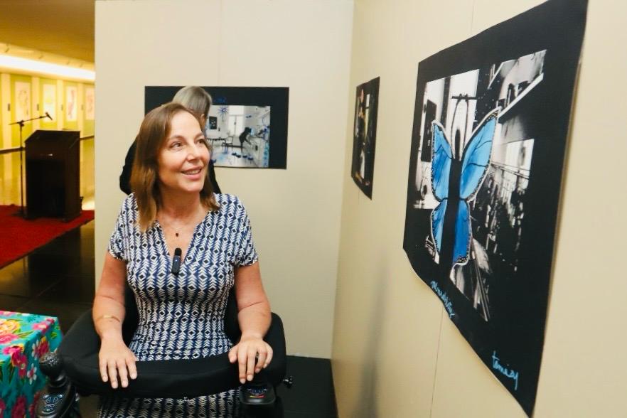 Mara Gabrilli visita exposição 'Trabalho invisível' no Senado