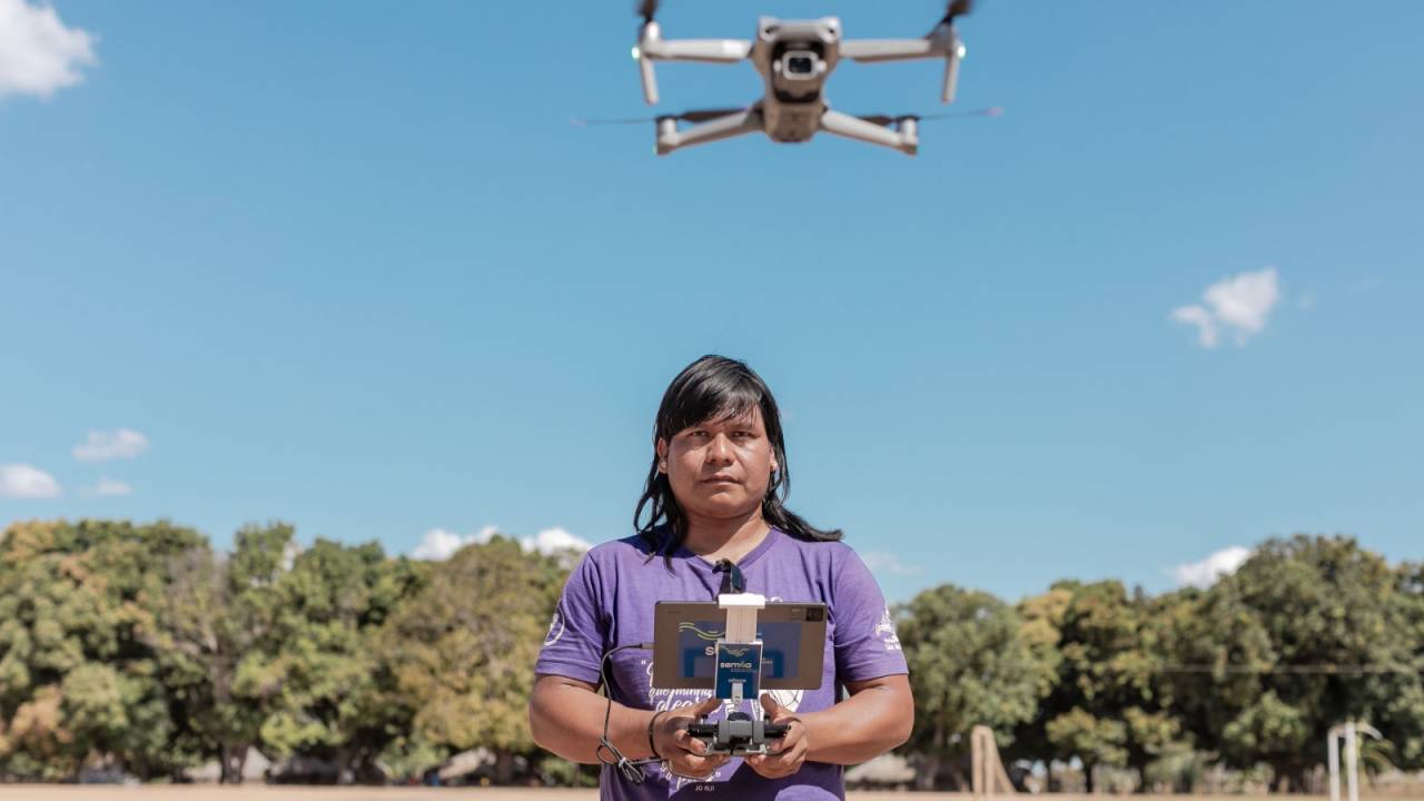 Indígena pilota drone em projeto piloto da Fundação Bunge em Mato Grosso, em 2023