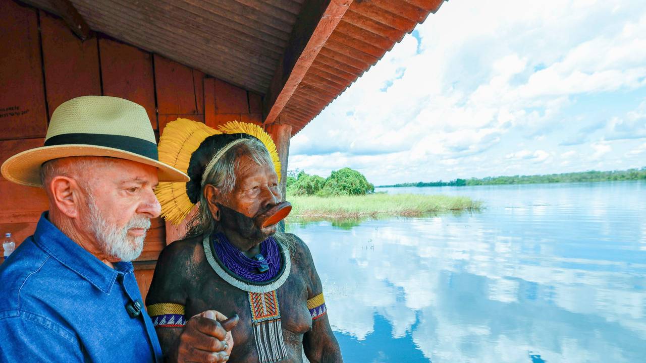 O presidente Lula, com o cacique Raoni, durante visita ao Xingu