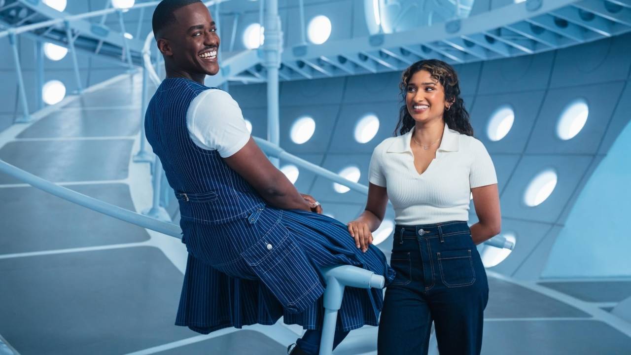 Ncuti Gatwa e Varada Sethu em 'Doctor Who'