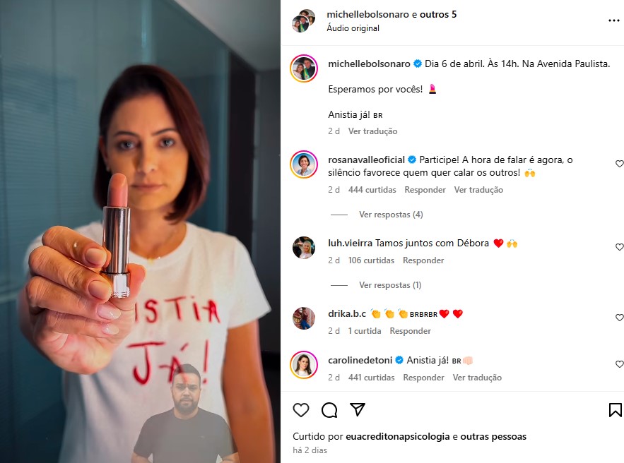 Michelle Bolsonaro – batom A ex-primeira-dama Michelle Bolsonaro segura batom em vídeo a favor da anistia aos condenados do 8 de Janeiro