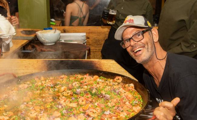 Polo Gastronômico de Macaé_Renato Martins_Crédito Lívio Campos Chef Renato Martins prepara paella para o festival Sardinha, Samba & Shoro, em Macaé