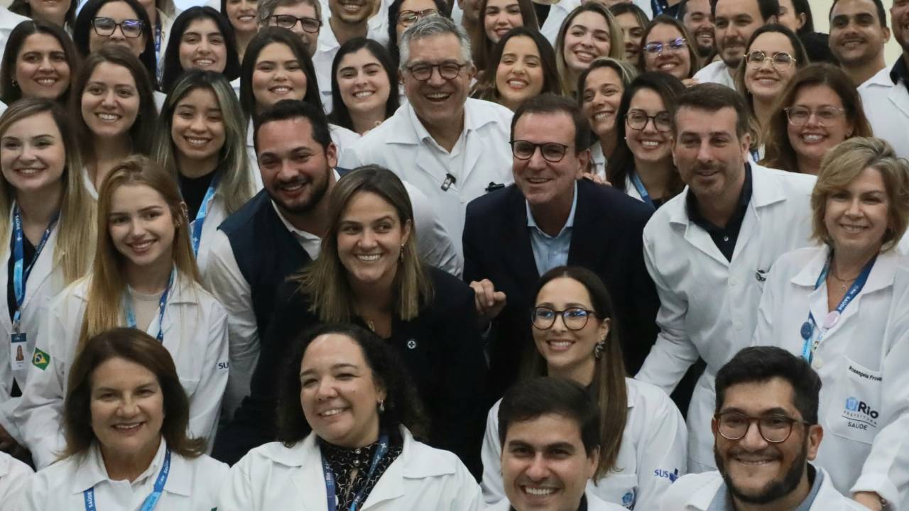 Paes e Padilha no meio dos novos profissionais que atuarão no Rio pelo Mais Médicos, do Ministério da Saúde