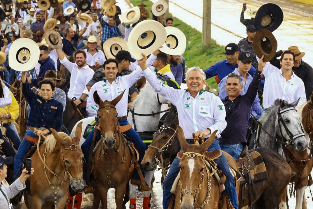 RONALDO-CAIADO-2025-3-f.jpg CAVALGADA - O presidenciável Caiado (União Brasil), com muladeiros em Goiás: aproximação é um “tiro no pé dos dois partidos”
