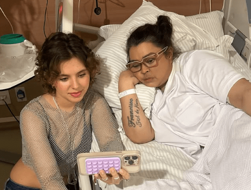Preta Gil e a sobrinha Flor no hospital