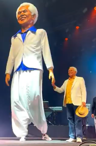 Screenshot 2025-04-27 142030 Paulinho da Viola ao lado de seu boneco gigante, no Recife (PE) - 2025