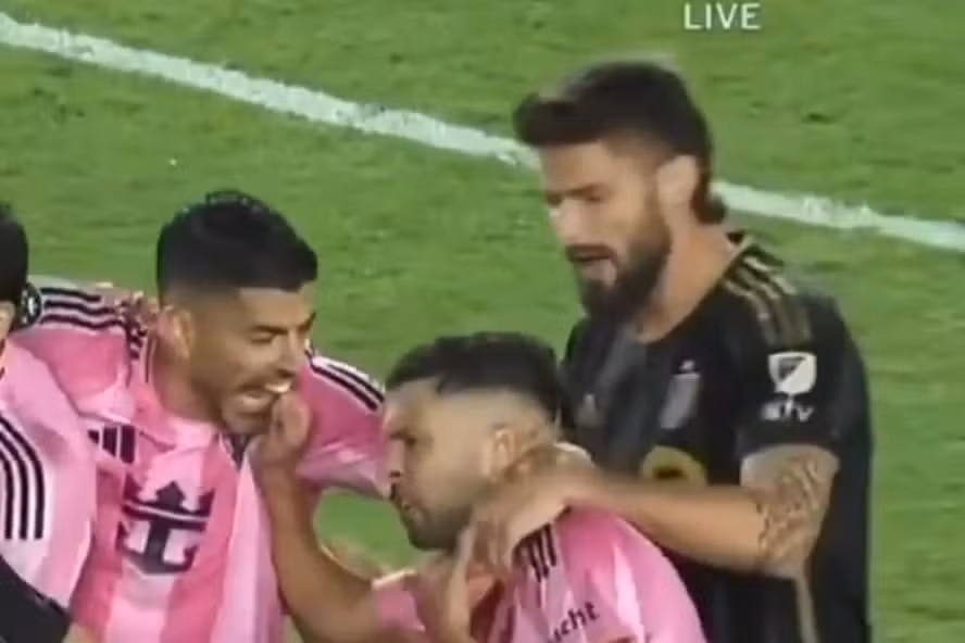 Na briga entre os jogadores, Suárez tenta separar... com os dentes. O uruguaio faz menção de morder o dedo de Jordi Alba e só recua quando percebe que era do colega de time — não de um rival