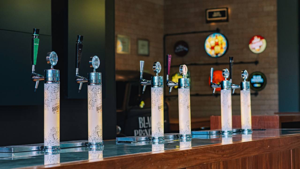 Torneiras de cerveja com rótulos do portfólio do grupo Petrópolis