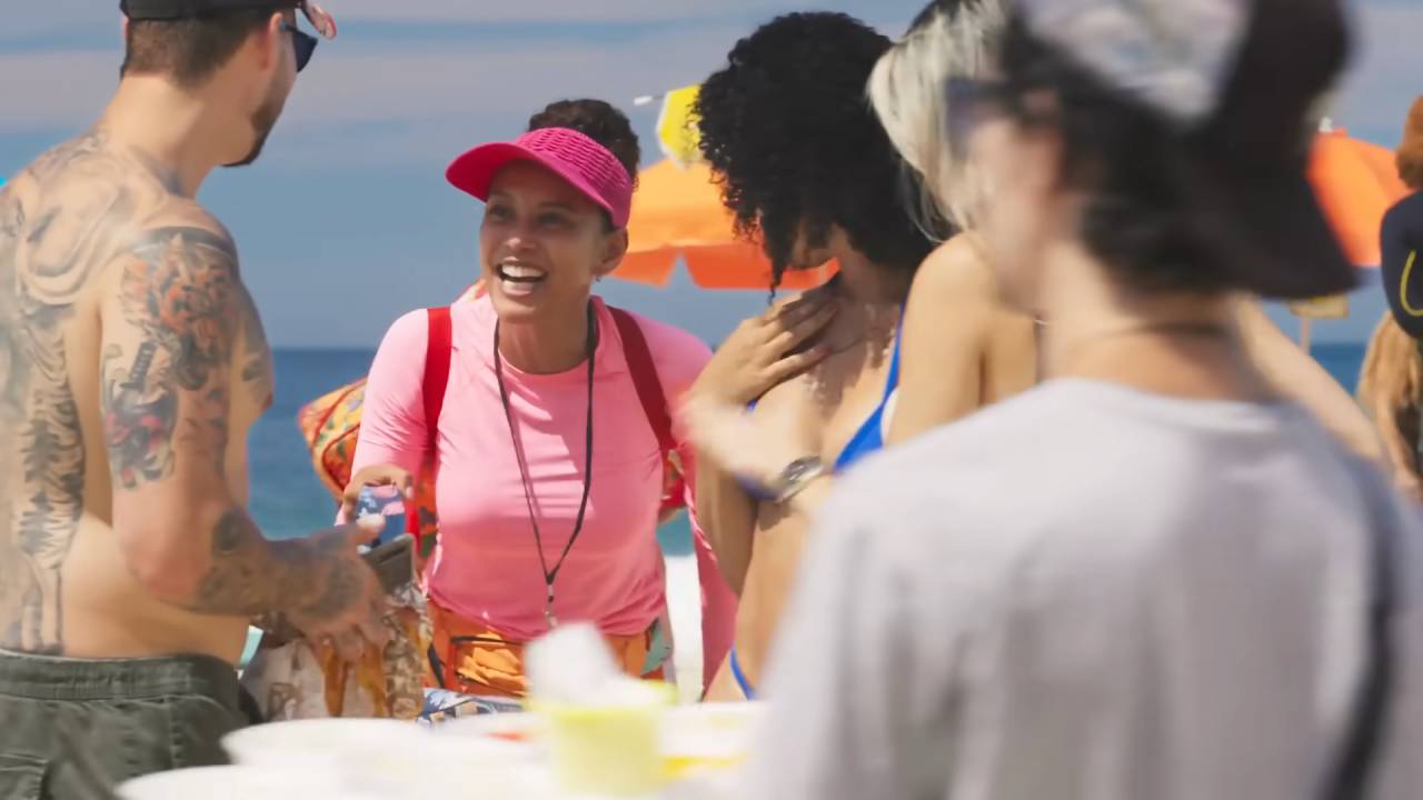 Raquel se sustenta vendendo sanduíches naturais nas praias do Rio
