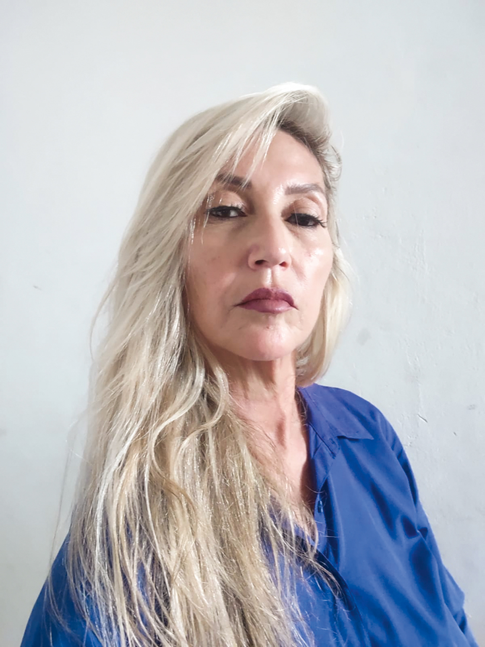 WhatsApp-Image-2025-03-31-at-15.15.44-copy.jpg MALDADES SEM FIM - A carioca Adriana Quintairos, 55 anos, lutou como pôde quando soube que a filha, M., de 13, sofria cyberbullying. Foi à escola, ao Conselho Tutelar e falou com outros pais. De nada adiantou, e a garota tentou tirar a própria vida. “Morro de medo de ela fazer uma nova besteira”, desabafa.