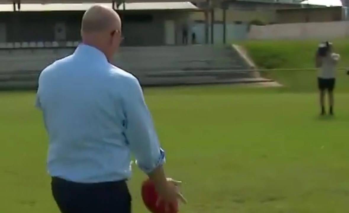 O líder da oposição da Austrália, Peter Dutton, chutando bola que atingiu o cinegrafista Ghaith Nadir.