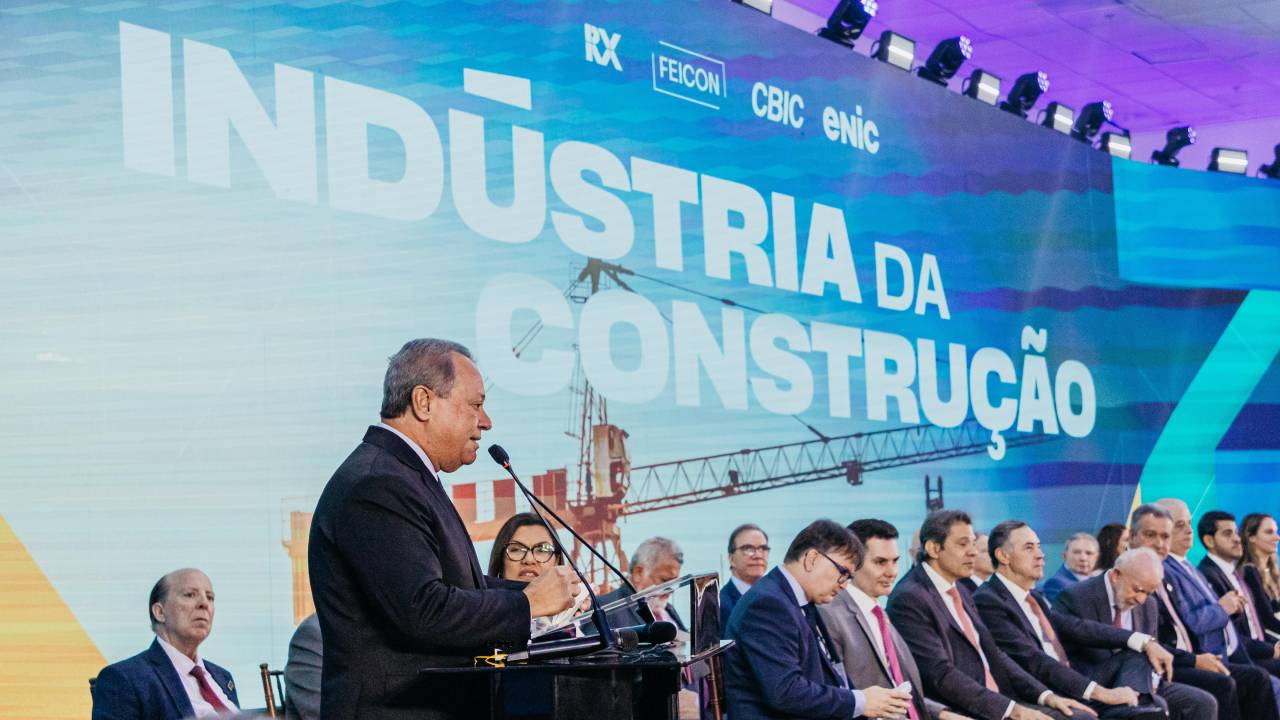 O presidente da Confederação Nacional da Indústria, Ricardo Alban, discursa no 100º Encontro Internacional da Indústria da Construção, em São Paulo, nesta terça-feira