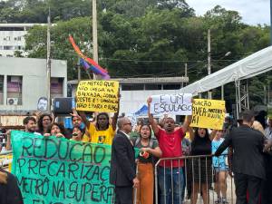 Protesto durante a cerimônia de retomada das obras do metrô Protesto durante a cerimônia de retomada das obras do metrô