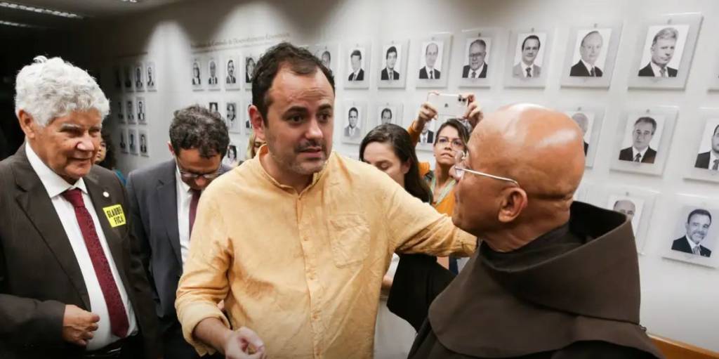 Em greve de fome há 3 dias, Glauber Braga faz exames e toma soro na Câmara