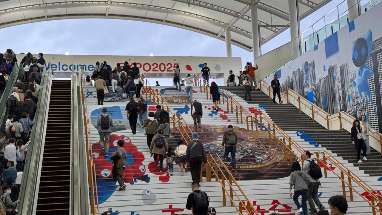 Público na Expo 2025 de Osaka: projeto escolhido em concurso para pavilhão brasileiro acabou descartado