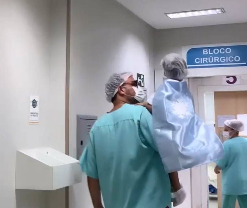 Médico Leandro Brandão Guimarães no vídeo em que leva, de forma afetuosa, crianças para a cirurgia