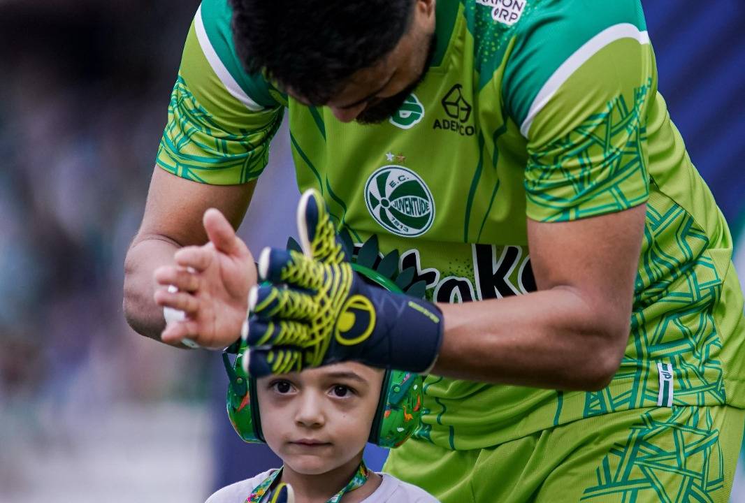 Goleiro Gustavo, do Juventude, e criança autista