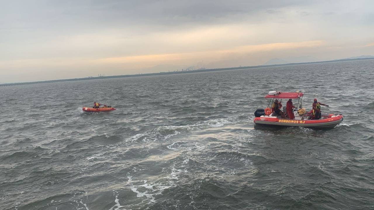 A embarcação levava seis amigos — dois conseguiram nadar até um local seguro e pediram ajuda.