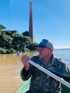 Paulo Würdig, pai do ambientalista John Würdig, com seu barco durante as enchentes Paulo Würdig, pai do ambientalista John Würdig, com seu barco durante as enchentes