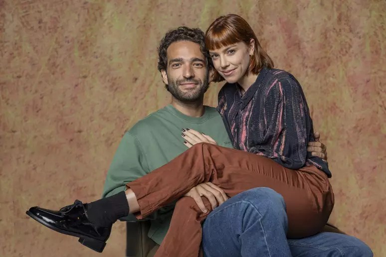 Alice Wegmann com Humberto Carrão: visual anos 1980 com franja e tiaras
