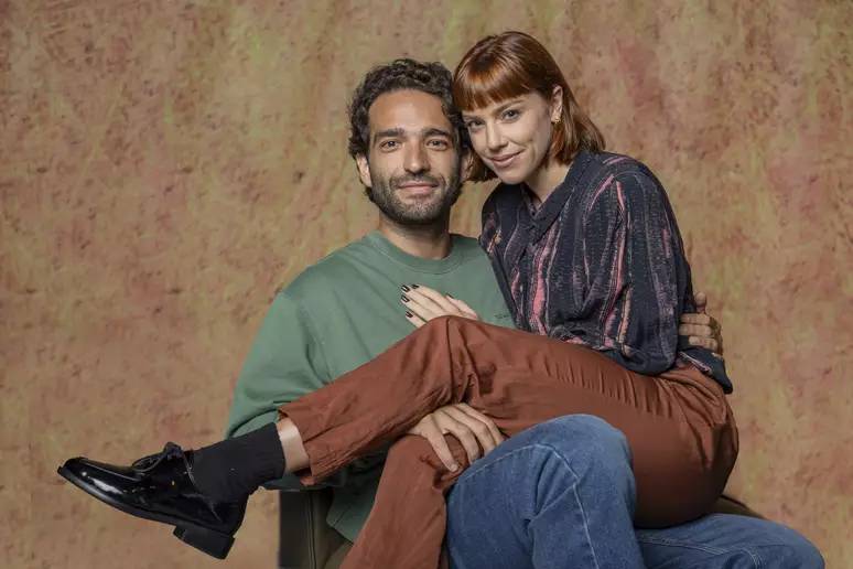 alice wegman Alice Wegmann com Humberto Carrão: visual anos 1980 com franja e tiaras