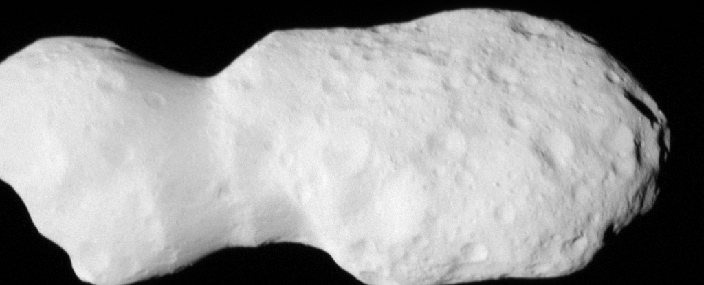 Imagem registrada pela sonda Lucy mostra o asteroide Donaldjohanson, com formato incomum que lembra duas casquinhas de sorvete unidas.