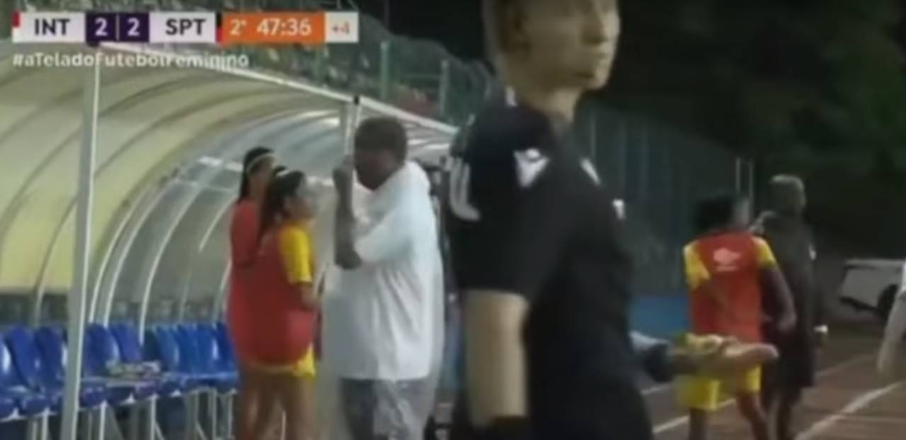 A quarta árbitra Andressa Hartmann recolheu pedaços de banana lançados no banco de reservas do Sport -
