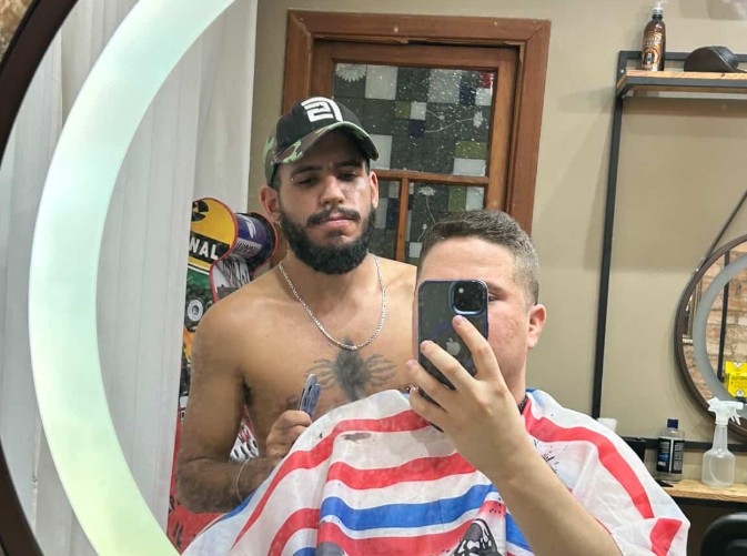 O barbeiro do primeiro salão nudista em São Paulo: ‘temos princípios’