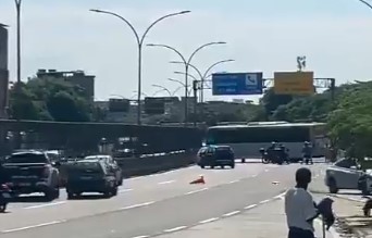 Ônibus atravessado na Linha Amarela é usado como barricada, em meio a confronto da Polícia Militar com criminosos