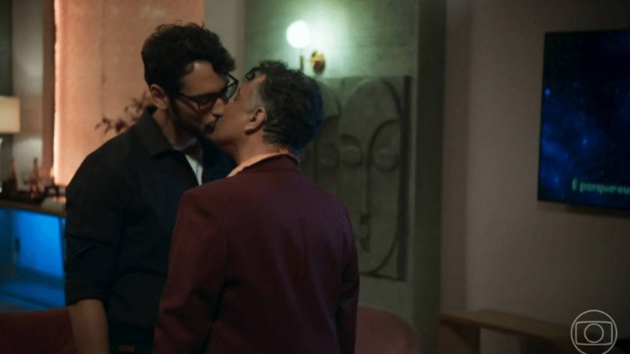 Beijo entre personagens de 'Volta por Cima'