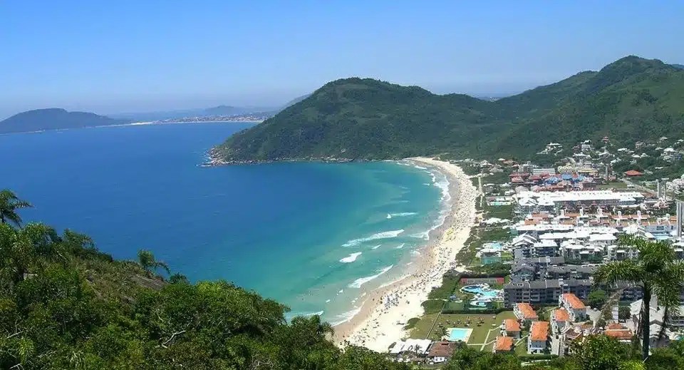 A praia de Santa Catarina que vai na onda do Balneário Camboriú
