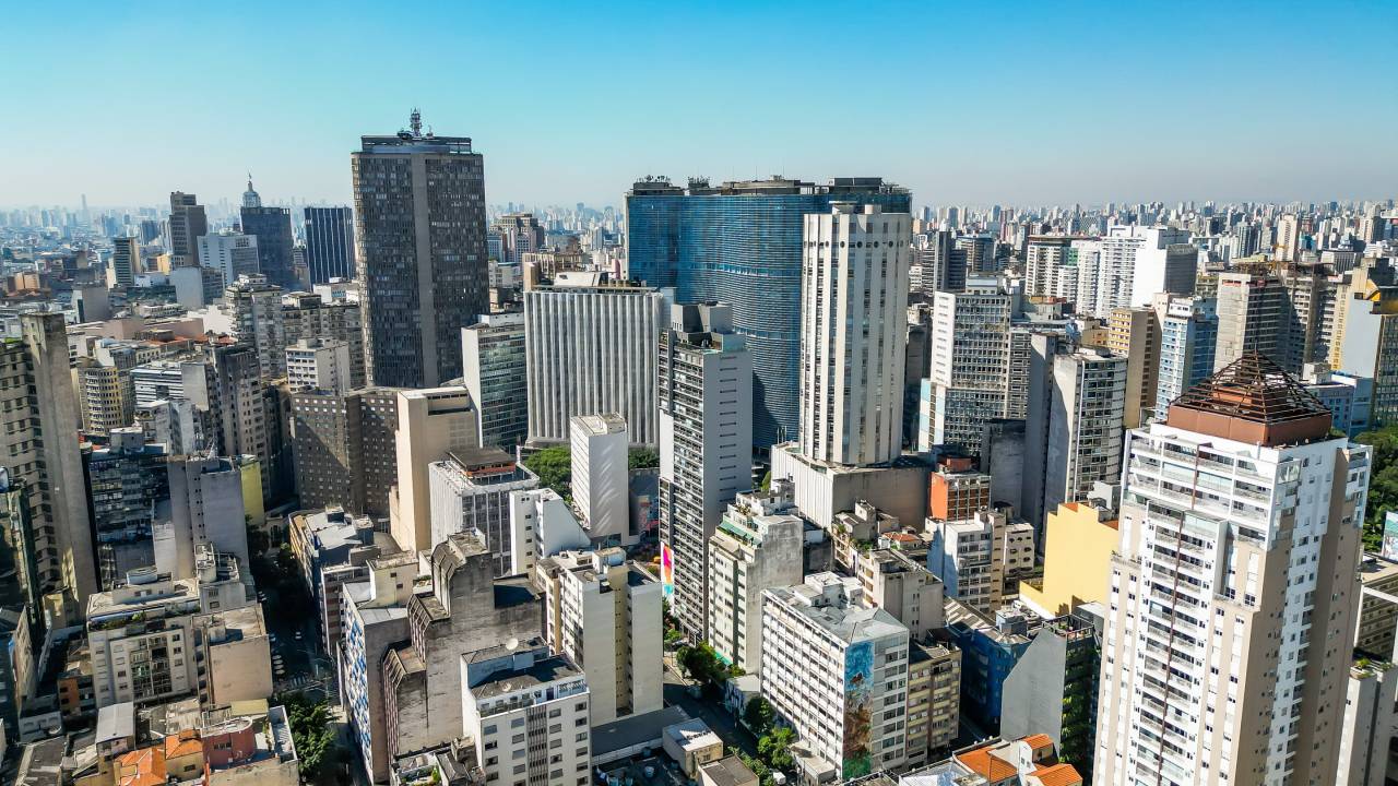 Imagem aérea da região central da cidade de São Paulo (SP), com diversos prédio residenciais