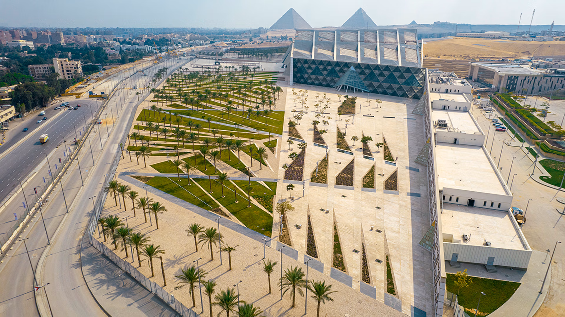 complexo museu egito Integrado à paisagem histórica de Gizé, o novo museu egípcio oferece vista direta para as pirâmides e reúne mais de 100 mil artefatos antigos