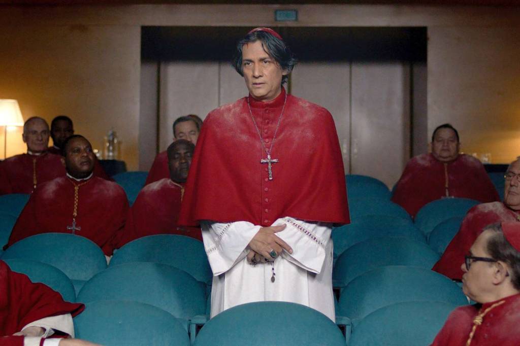 conclave-movie-ending-carlos-diehz-042325-f757317f2586443ca87dc12479591e2f Cardeal Benitez (Carlos Diehz): no filme o personagem é mexicano, no livro ele é filipino -