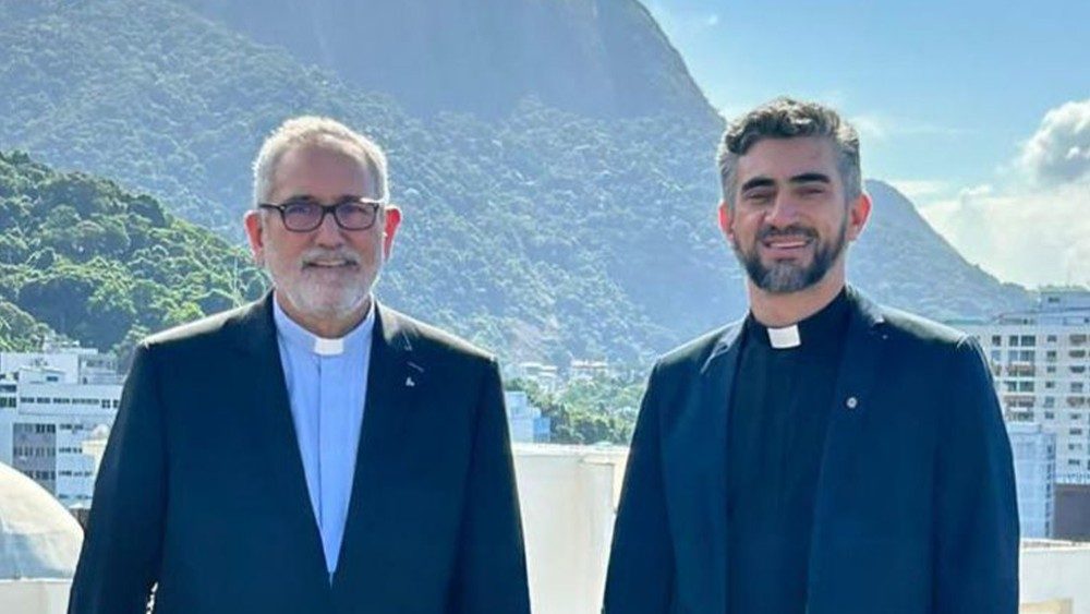 O padre Juan Antonio Guerrero, ex-prefeito da Secretaria de Economia do Vaticano, e o padre Anderson Pedroso, reitor da PUC-Rio