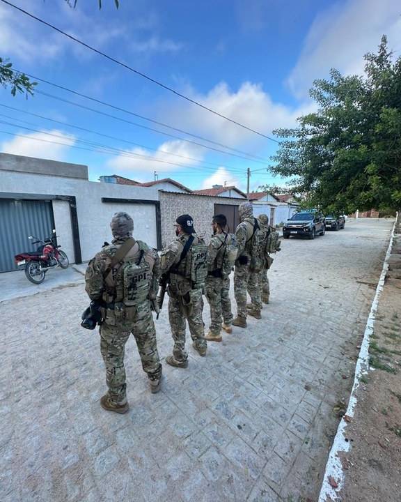 Policiais federais deflagraram nesta sexta-feira, em Pocinhos (PB) uma operação para reprimir atos preparatórios de terrorismo e incitação ao ódio praticados no ambiente digital