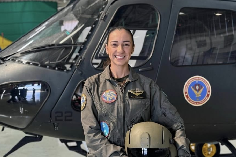 A tenente Emily Braz, de 24 anos, primeira mulher a se formar piloto na história do Exército