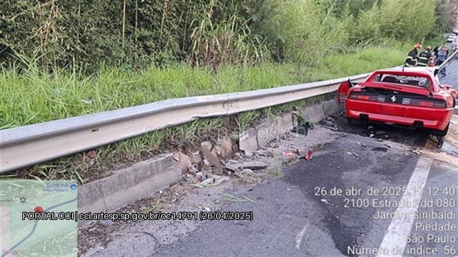 Motorista de Ferrari perde o controle em rodovia de SP e bate em um Gol, deixando duas pessoas em estado grave