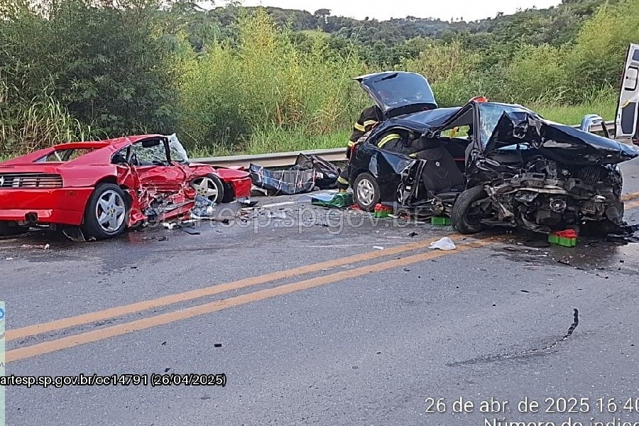 Motorista de Ferrari perde o controle em rodovia de SP e bate em um Gol, deixando duas pessoas em estado grave