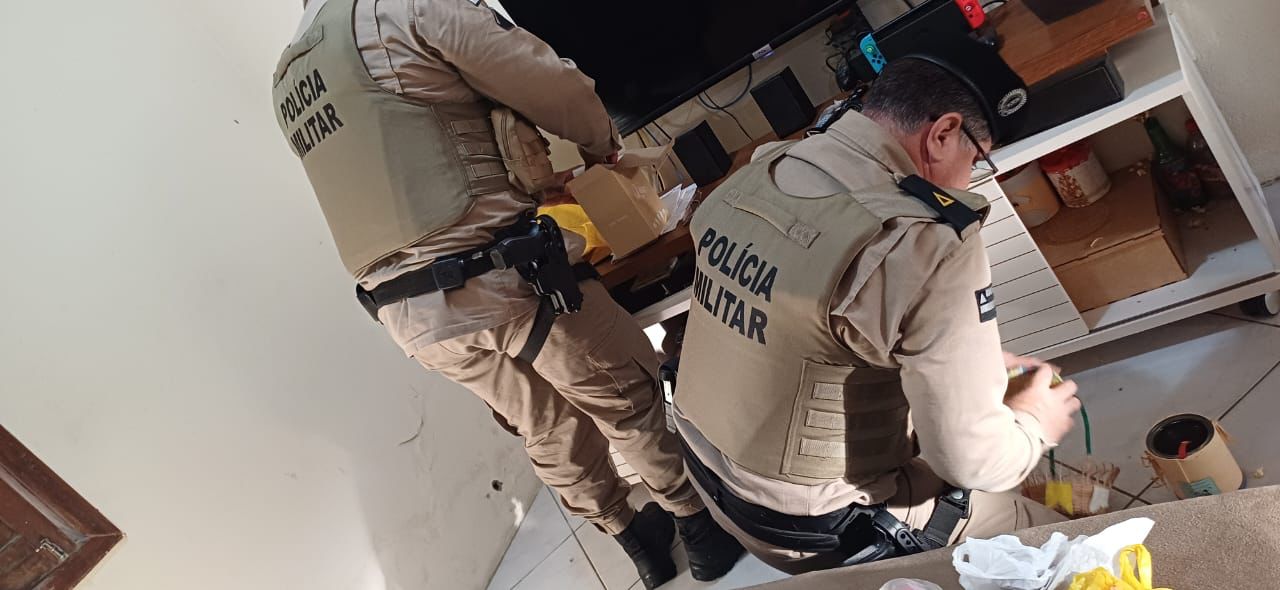 Policiais durante buscas que culminaram com duas prisões