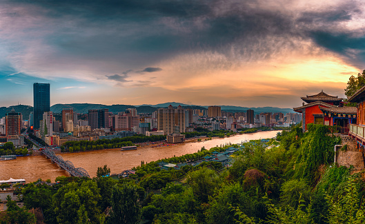 China emite alerta para ventos mais fortes em uma década, que podem ‘levar’ pessoas