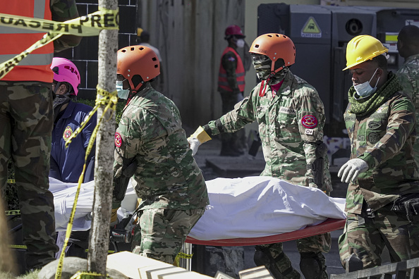 Equipes de emergência resgatam corpo de vítima do desabamento de teto de boate na República Dominicana. 09/04/2025