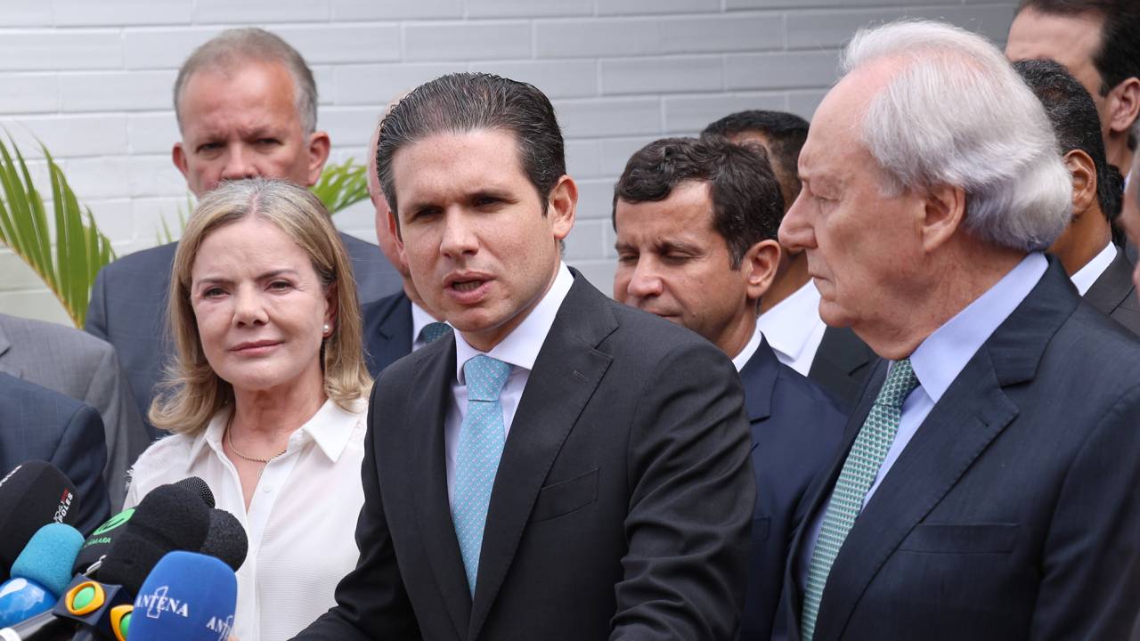 Hugo Motta fala a jornalistas sobre a reunião com Gleisi Hoffmann (à esq.) e Ricardo Lewandowski para deputados conhecerem a PEC da segurança pública