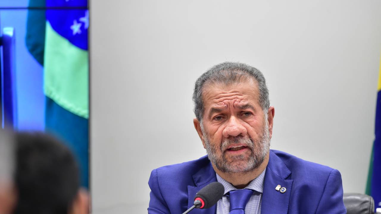Lupi fala a deputados em audiência na Comissão de Previdência, Assistência Social, Infância, Adolescência e Família da Câmara