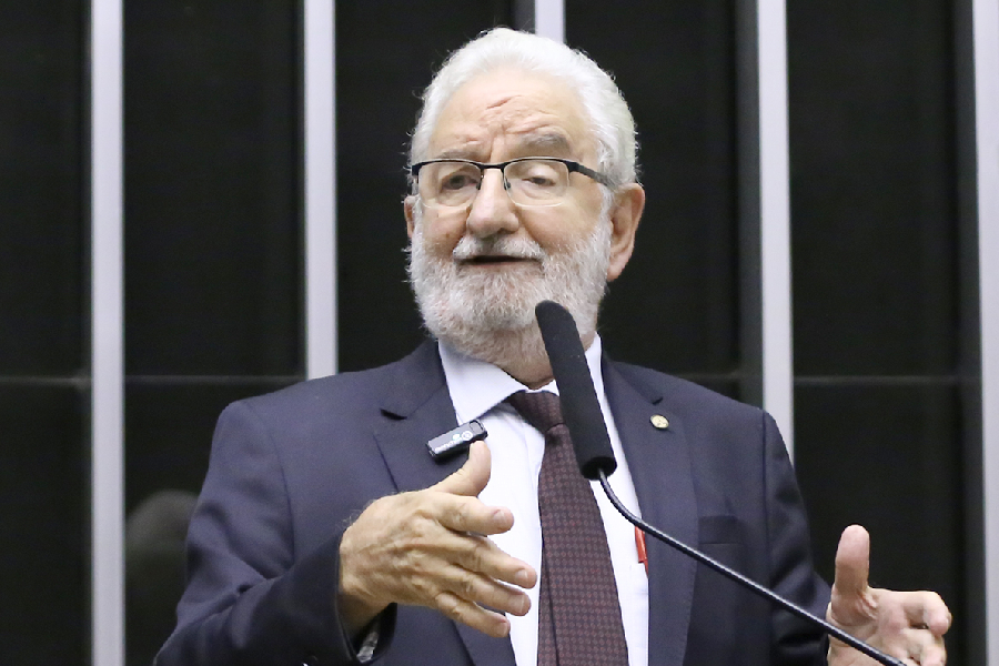 O deputado federal Ivan Valente (PSOL-SP) durante sessão na Câmara